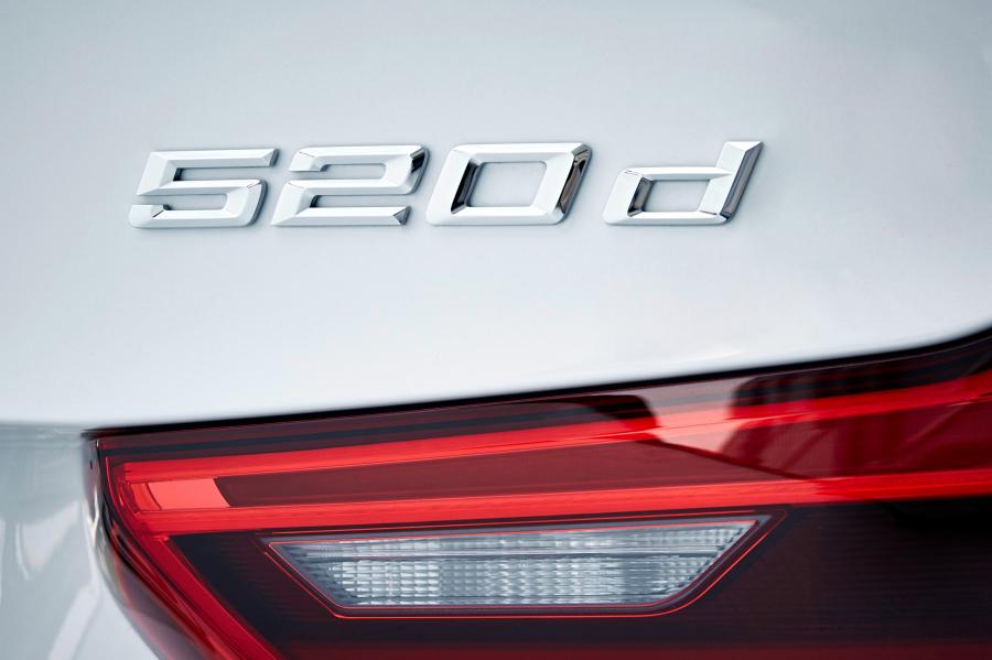 Логотип BMW 520d Touring Luxury Line 2017 года  (WW) (фото 22 из 40)